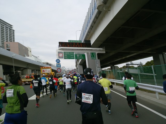 横浜マラソン2016／首都高登り口