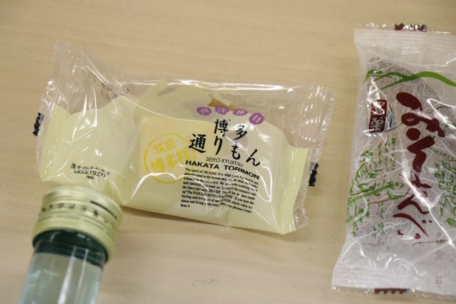 福岡土産の王道。みそせんべいは奈良みやげ。奈良は味噌も有名らしい。勉強になります！！