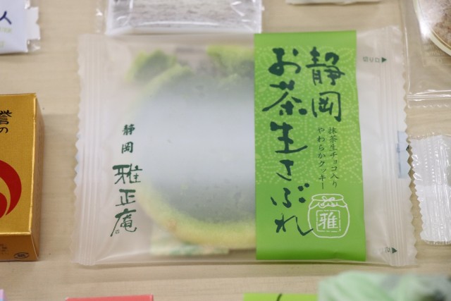 こちらは静岡出身の後輩から。京都の抹茶も静岡のも美味でした♪