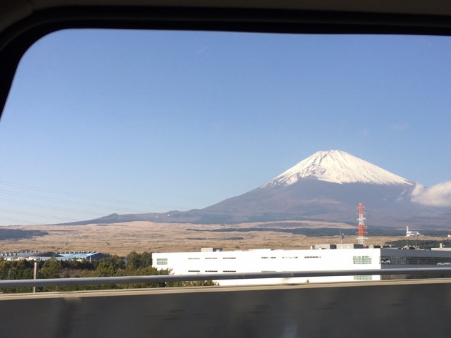 車から見えた富士山。早くも雪化粧。