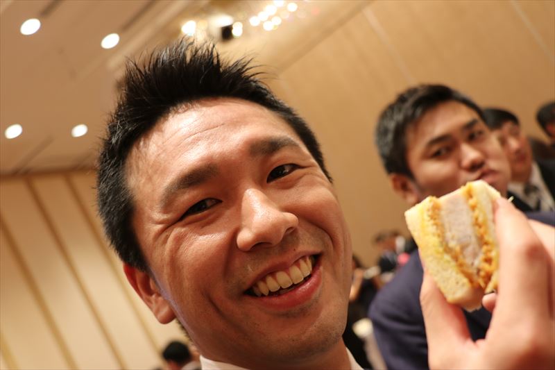 「このカツサンド美味いね！」とエン転職の責任者・岩崎、奥はエン派遣の責任者・沼山。