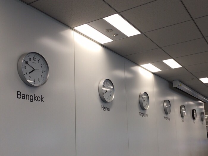 オフィスには拠点のある場所の時間がわかるように、各国の時間にあわせた時計が飾られています。