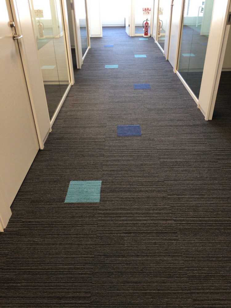 来客ブースの床はエン・ジャパンのロゴと同じ、２色のブルーがあしらわれています。