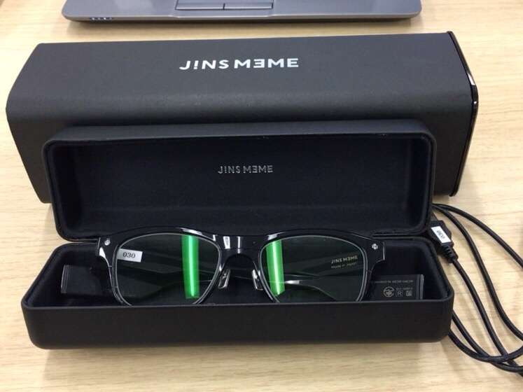 J!NS MEME登場！一見普通のメガネ。