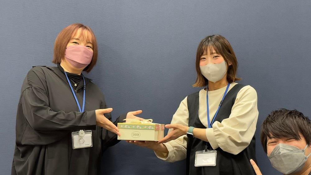 行ってらっしゃい!産休に入る仲間へのサプライズプレゼント^^