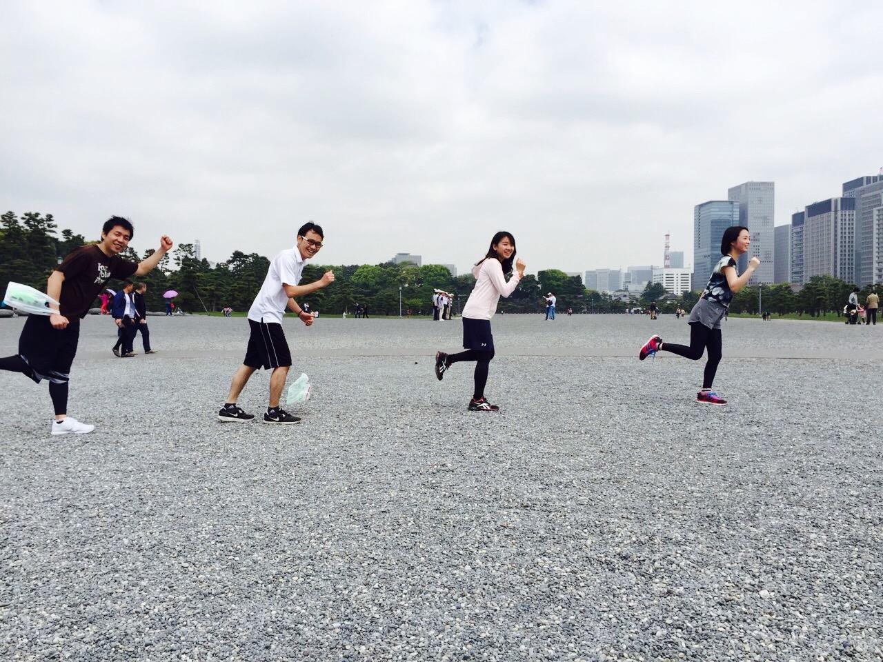 皇居マラソンからシェアハウスパーティーへ。同期と過ごす、春の休日。